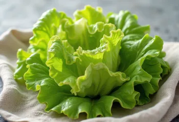 Свіжий салат Батавія, з кучерявим зеленим листям та червоними відтінками на обробній дошці