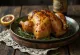 Frango assado з пивом, хрустка запечена курка, подана з розмарином та лимоном.