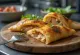 Кальцоне з грильованою курячою грудкою, запечене до золотистого кольору