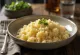 Класичний кускус, подається зі свіжою кінзою та оливковою олією