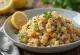 Пребіотичний рис з овочами, поданий з кольоровими овочами та коричневим рисом