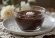 Manjar de chocolate, поданий з шоколадом, кремовою текстурою та прикрашений шоколадною стружкою