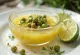 Медово-лаймовий соус з каперсами у тарілці